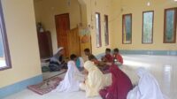 Pendakwah Mumu Nazmudin saat mengajarkan anak-anak mengaji