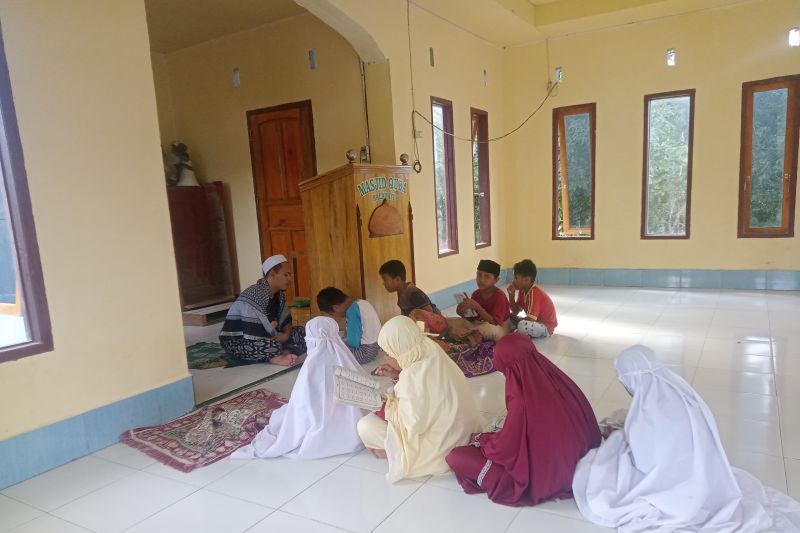 Pendakwah Mumu Nazmudin saat mengajarkan anak-anak mengaji