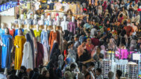 sejumlah warga memadati pasar tanah abang di jakarta, minggu (23/3/2025).