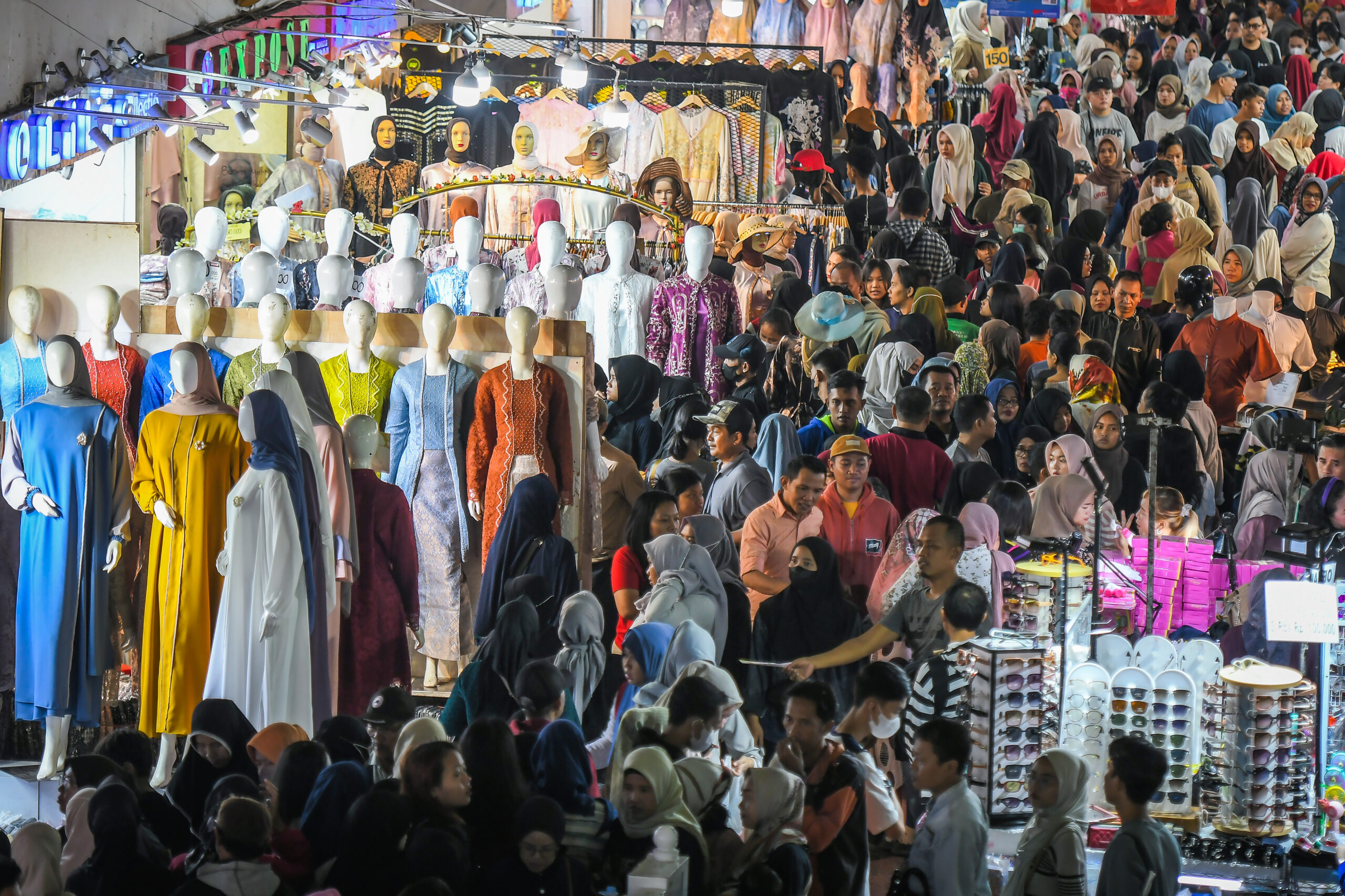 sejumlah warga memadati pasar tanah abang di jakarta, minggu (23/3/2025).
