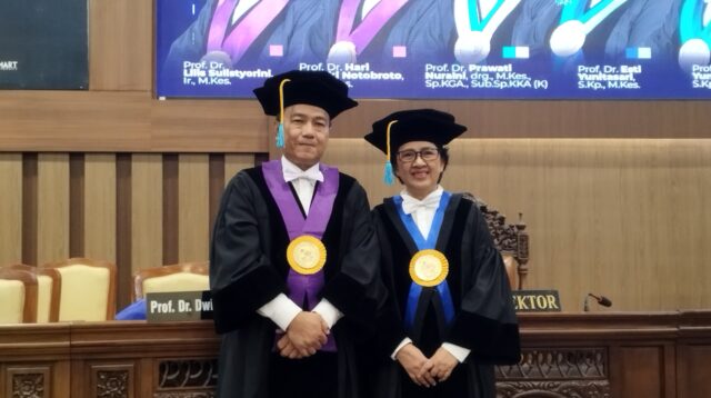 Suami istri jadi profesor
