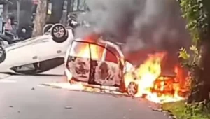 mobil polisi dibakar