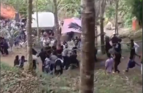 perkelahian remaja di sungai setongah