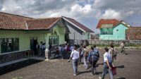 sejumlah siswa berjalan memasuki barak militer saat program pendidikan karakter dan kedisiplinan di dodik bela negara rindam iii siliwangi, lembang, kabupaten bandung barat, jawa barat, senin (5/5/2025).