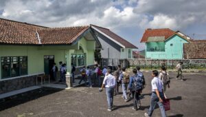sejumlah siswa berjalan memasuki barak militer saat program pendidikan karakter dan kedisiplinan di dodik bela negara rindam iii siliwangi, lembang, kabupaten bandung barat, jawa barat, senin (5/5/2025).