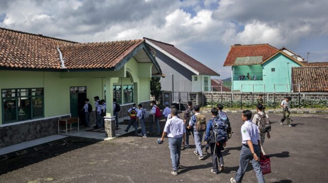 sejumlah siswa berjalan memasuki barak militer saat program pendidikan karakter dan kedisiplinan di dodik bela negara rindam iii siliwangi, lembang, kabupaten bandung barat, jawa barat, senin (5/5/2025).
