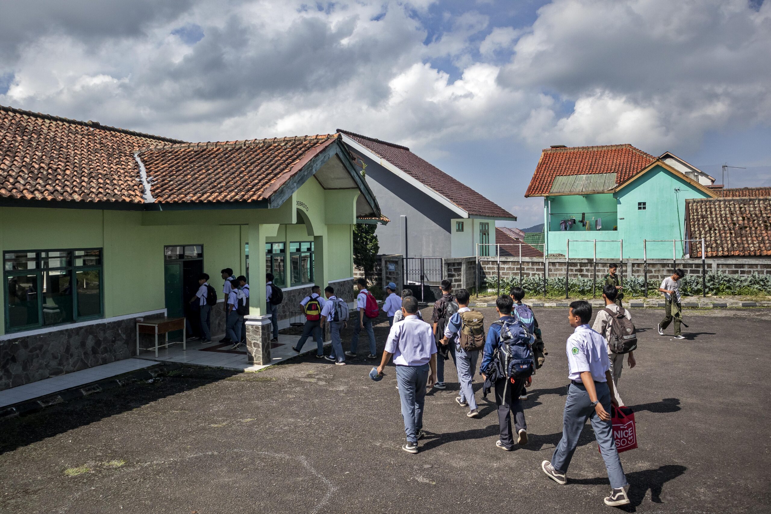 sejumlah siswa berjalan memasuki barak militer saat program pendidikan karakter dan kedisiplinan di dodik bela negara rindam iii siliwangi, lembang, kabupaten bandung barat, jawa barat, senin (5/5/2025).