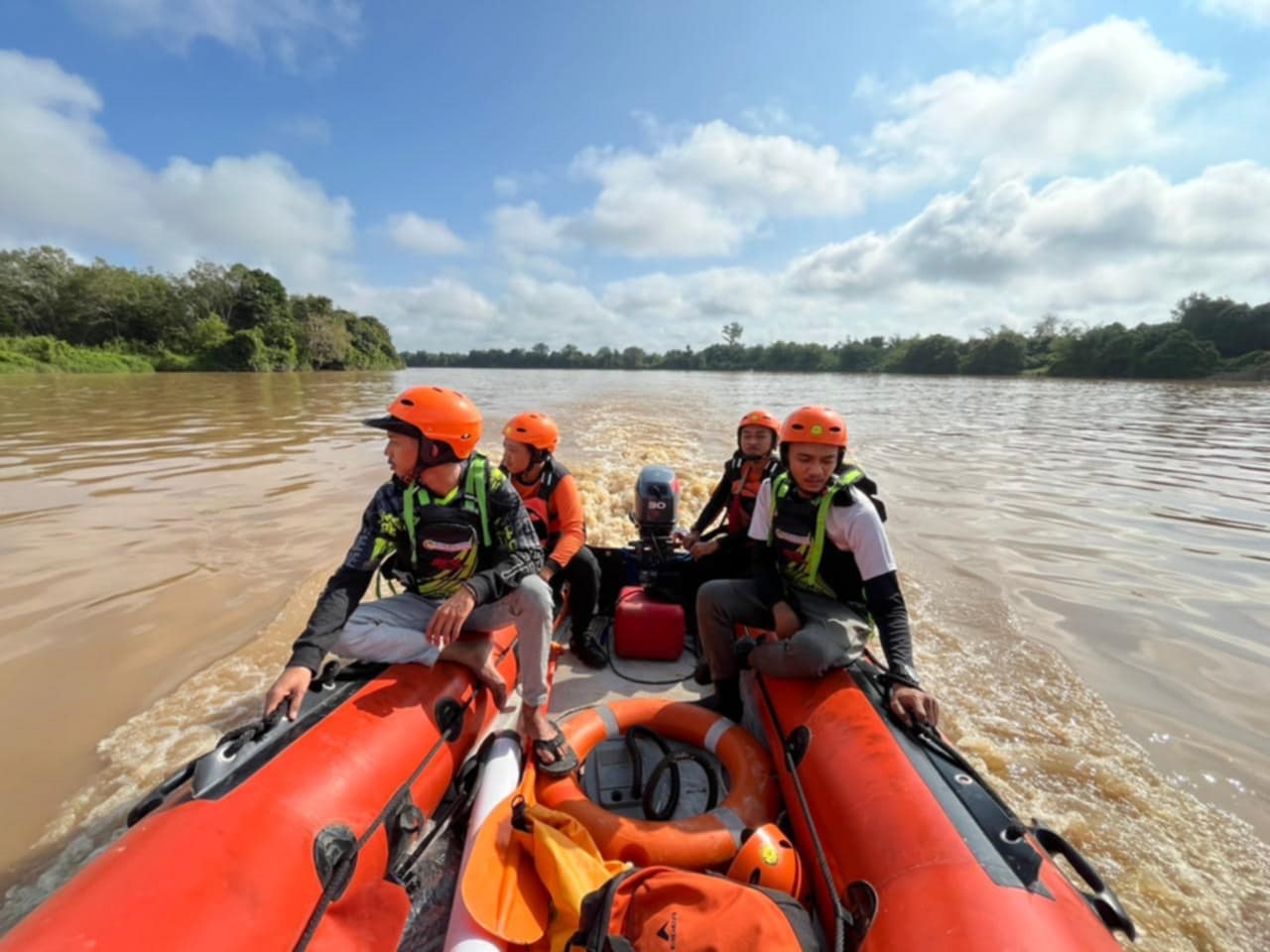 pencarian korban perahu terbalik