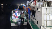 evakuasi turis di kapal bocor