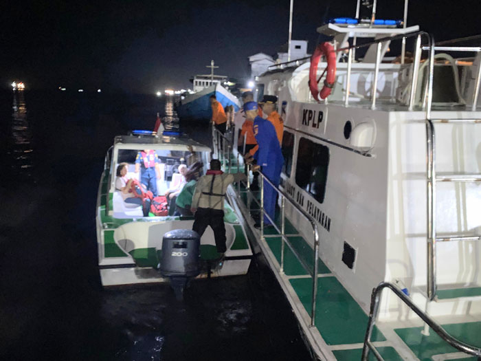 evakuasi turis di kapal bocor