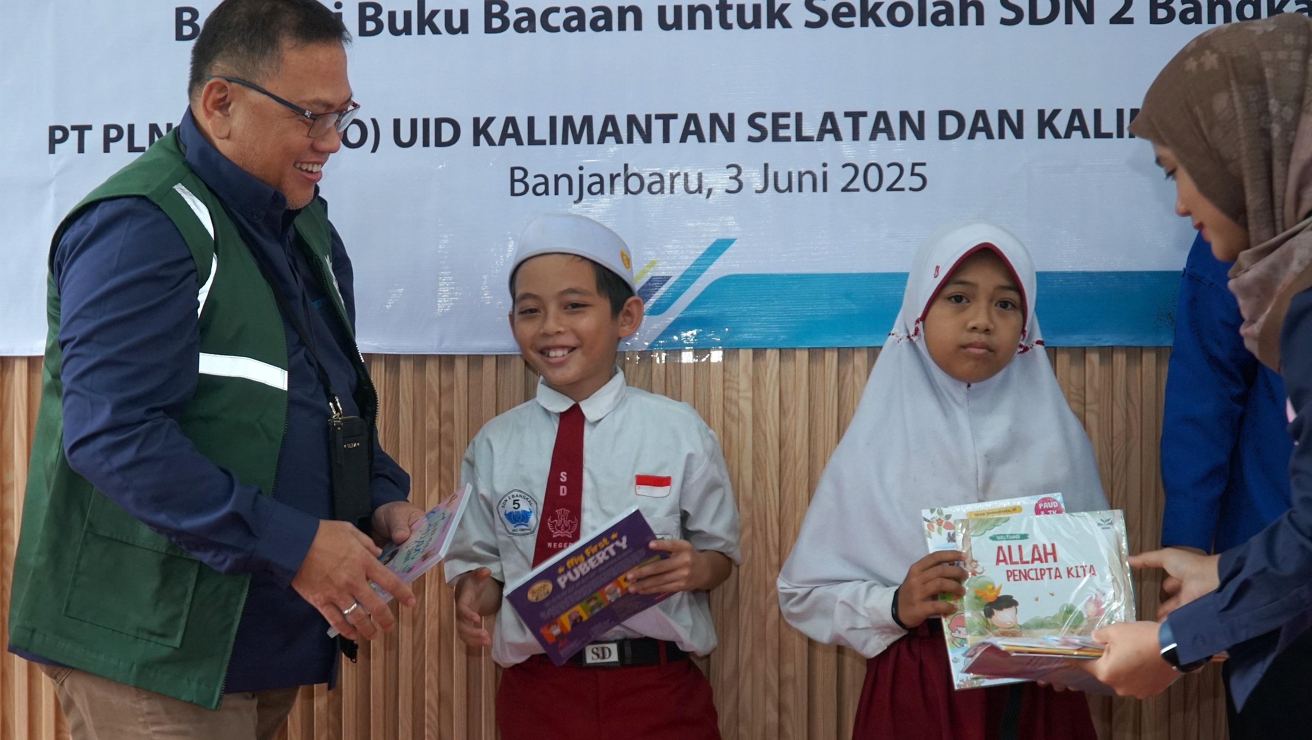 Nazwa dan Rafan Bahagia! Buku dari PLN Menambah Semangat Mereka Membaca