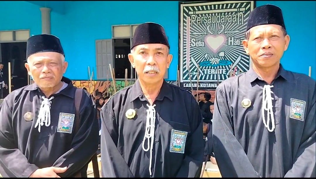 Ketua Cabang PSHT Kobar, Rudolf Dita (Tengah)