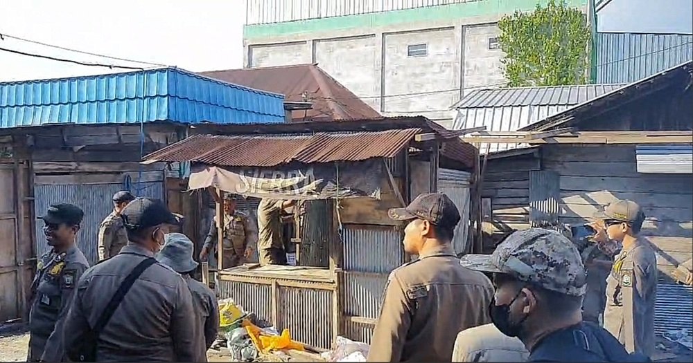 PENERTIBAN PEDAGANG PASAR KERAMAT penertiban pedagang pasar keramat