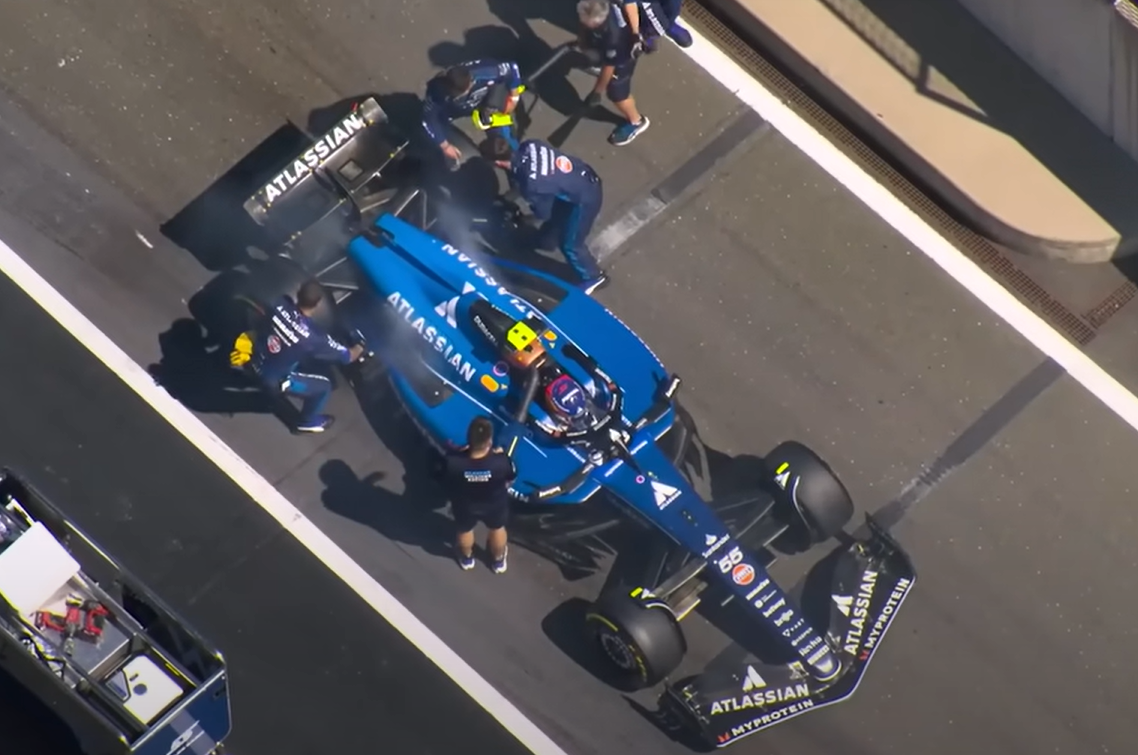 Rem mobil Carlos Sainz terbakar