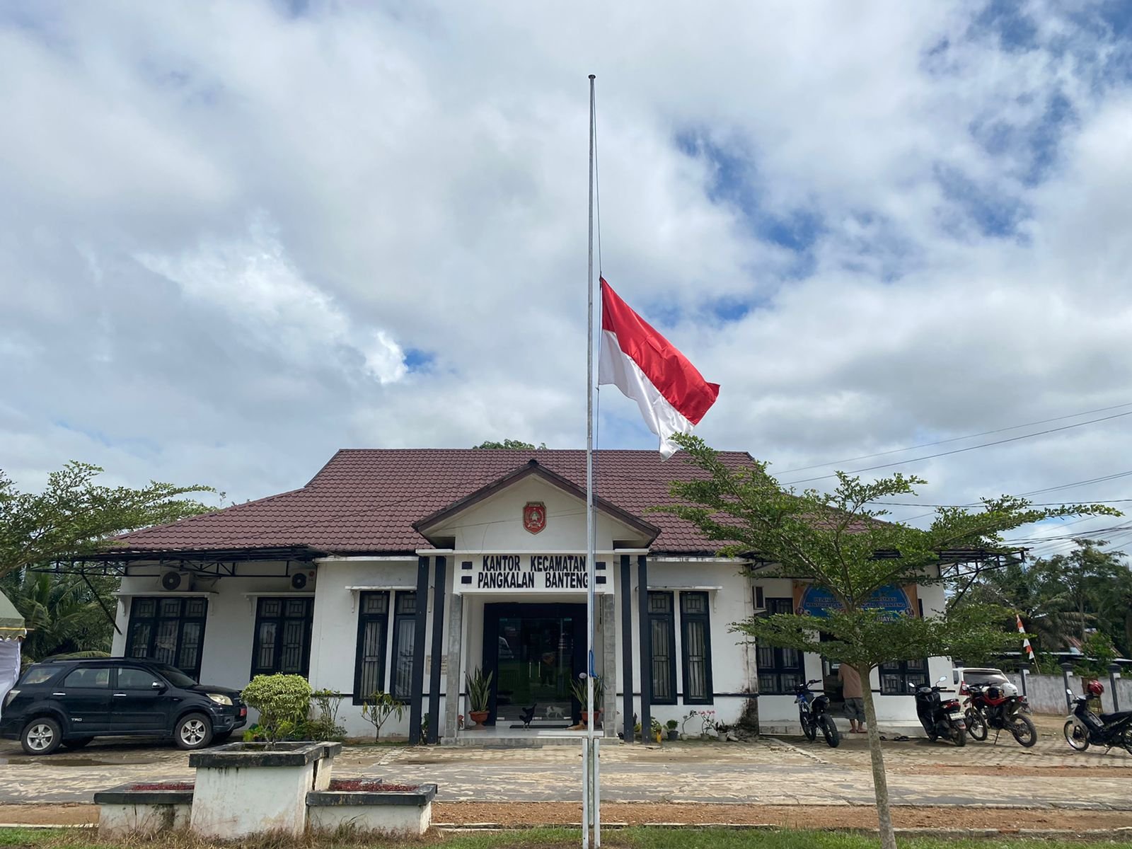 BENDERA SETENGAH TIANG KOBAR bendera setengah tiang kobar