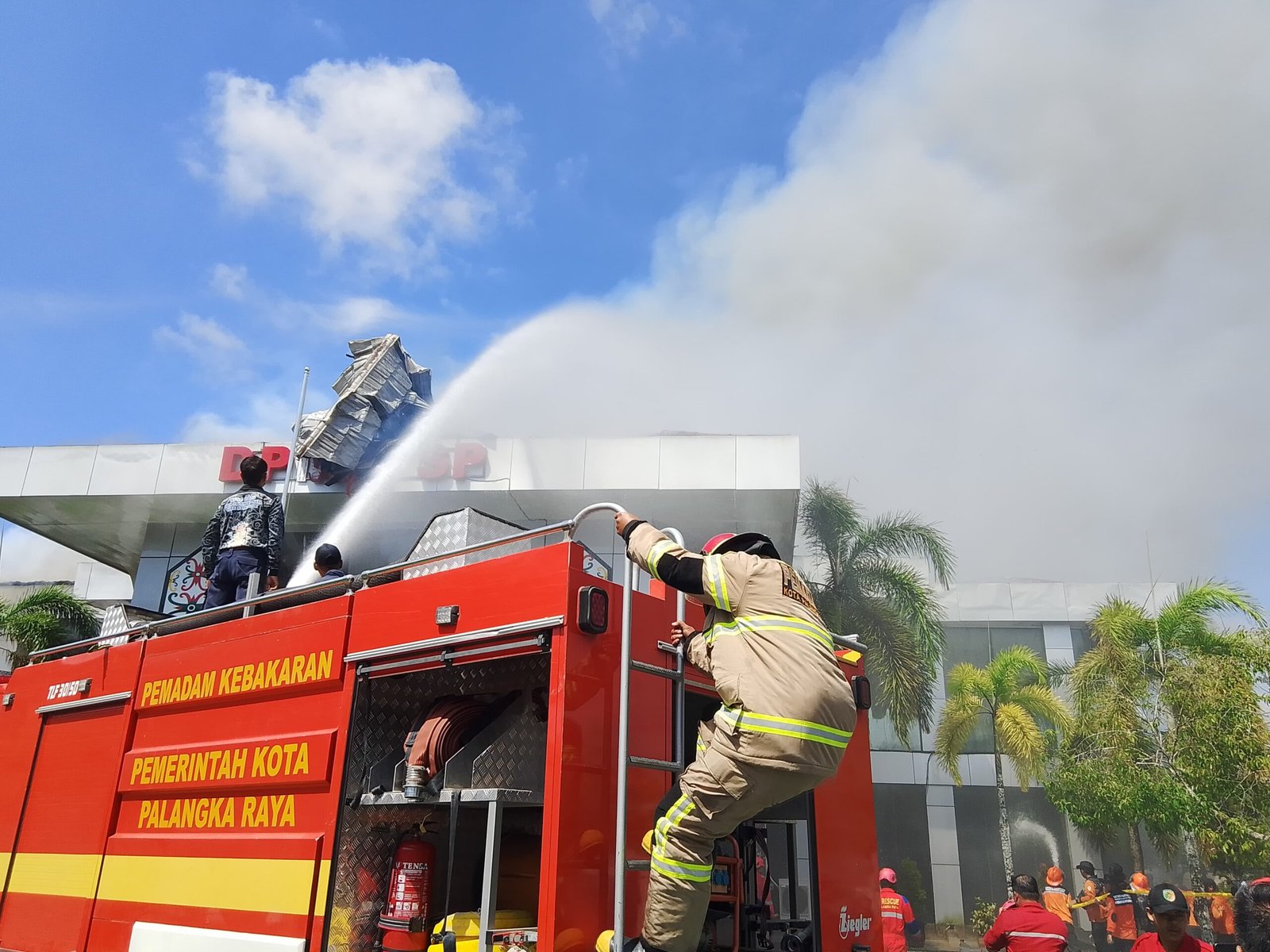 Kantor DPMPTSP Kalteng di Palangka Raya Ludes Terbakar, Diduga Terdengar Ledakan Sebelum Api Membesar Kantor DPMPTSP Kalteng di Palangka Raya Ludes Terbakar, Diduga Terdengar Ledakan Sebelum Api Membesar