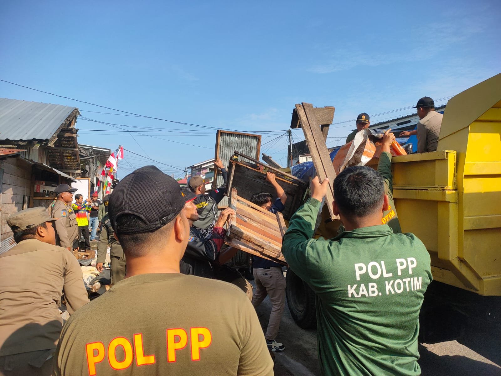 satpol pp pasar keramat