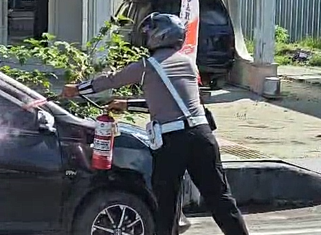 mobil meledak depan radar sampit mobil meledak depan radar sampit