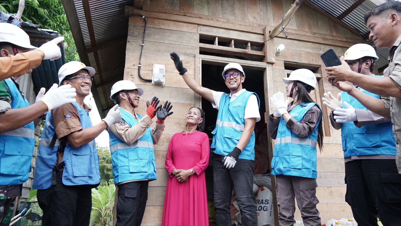Program Light Up The Dream,PLN UID Kalselteng,listrik gratis keluarga prasejahtera,Hingan Tokung listrik PLN