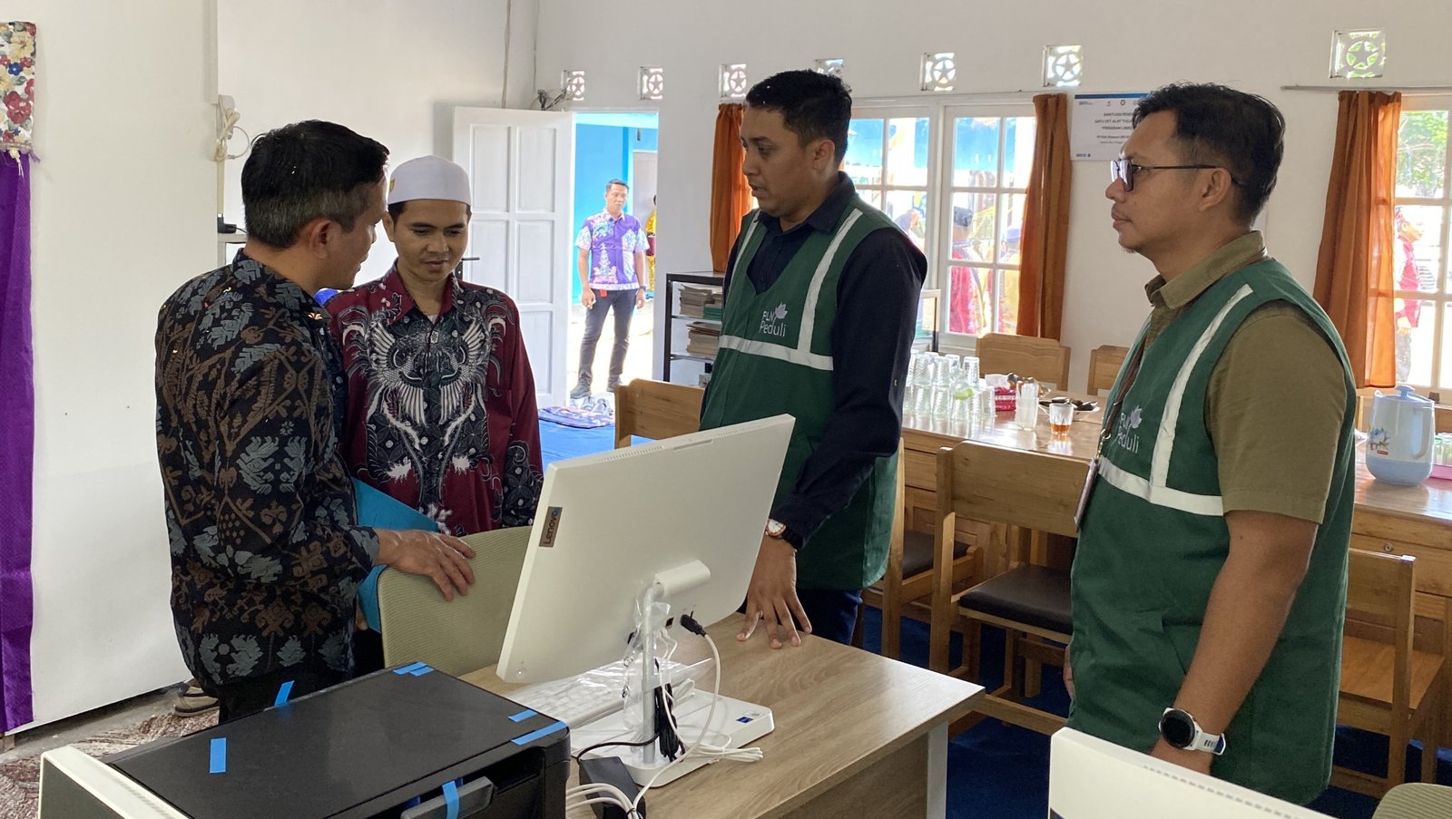 PLN UID Kalselteng Resmikan Program TJSL di MIS Darul Huda Kapuas