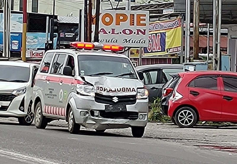 ambulans tabrak ojol