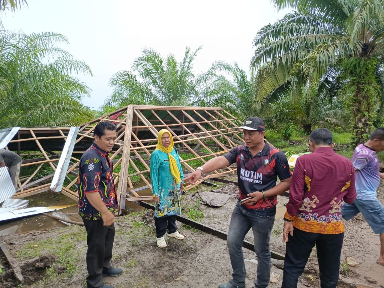 RUMAH ROBOH rumah roboh