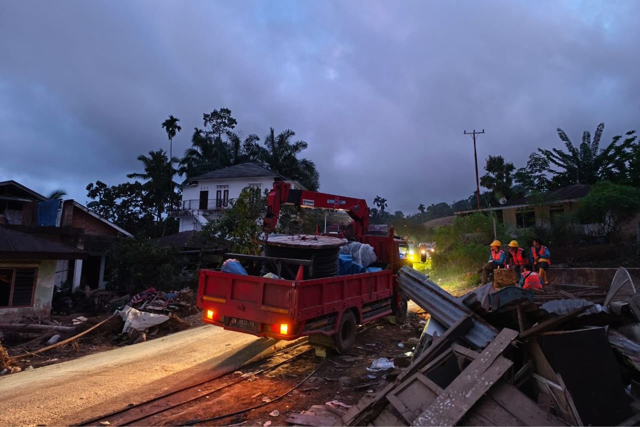 Pemulihan Listrik Sumbar,Upaya PLN Memulihkan Kelistrikan Sumbar,Proses Perbaikan Jaringan Listrik Akibat Banjir,Listrik Menyala Di Sumatera Barat