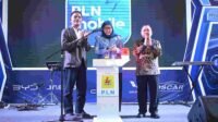 Penekanan tombol peresmian SPKLU Ultra Fast Charging di QMall Banjarbaru