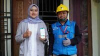 Foto pelanggan dan petugas pln promo power up real