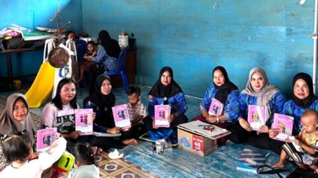 Pelaksanaan Posyandu PT GBSM bersama kader kesehatan Desa Muara Dua.