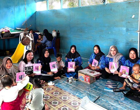 Pelaksanaan Posyandu PT GBSM bersama kader kesehatan Desa Muara Dua.