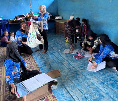 Tenaga kesehatan PT GBSM melakukan pendataan dan pemantauan kesehatan balita saat kegiatan Posyandu di Desa Muara Dua, Kabupaten Seruyan.