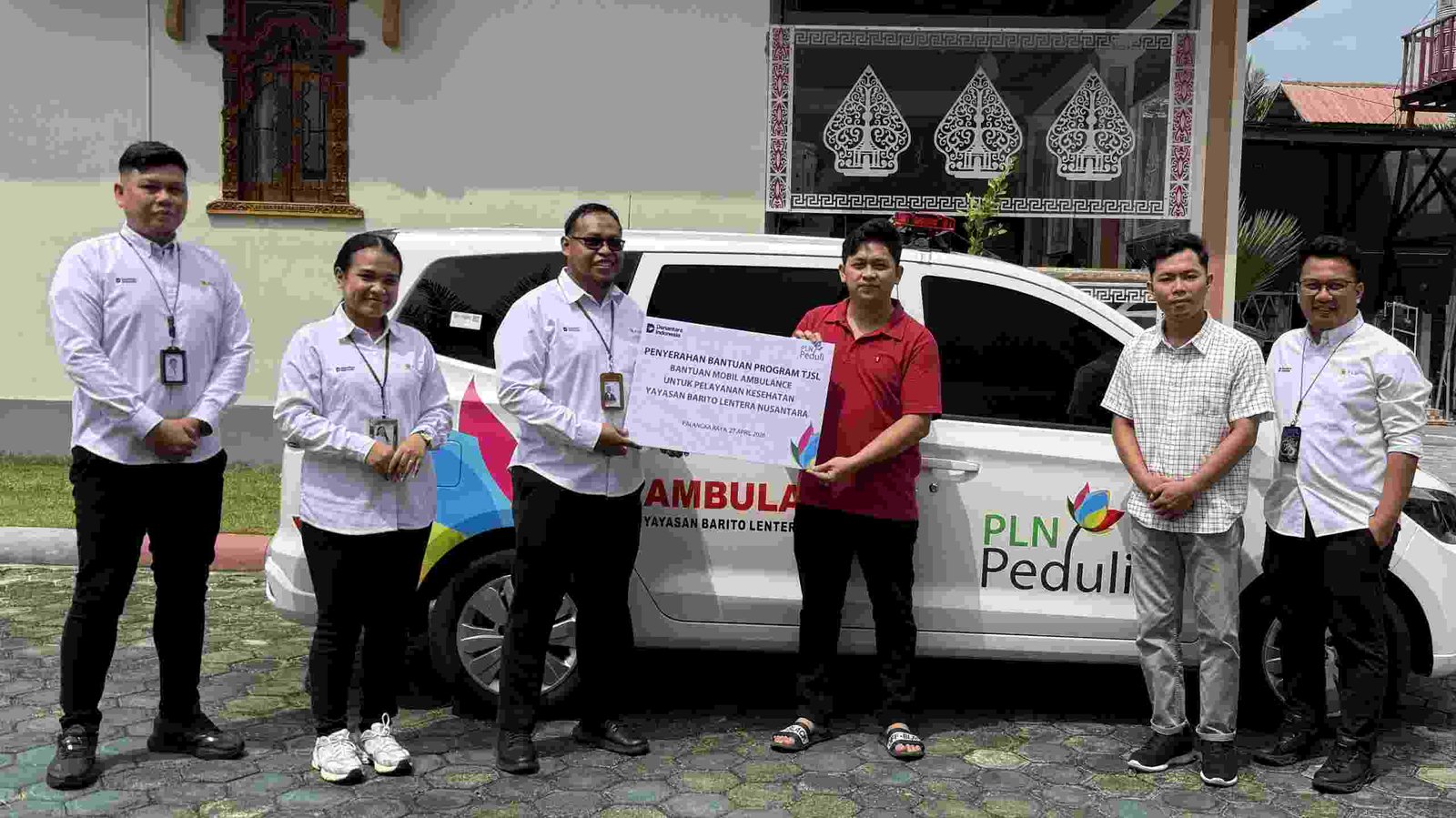 Penyerahan ambulan dari pln