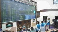 GM PLN UID Kalselteng Iwan Soelistijono memantau sistem kelistrikan di Distribution Control Center Kalselteng.