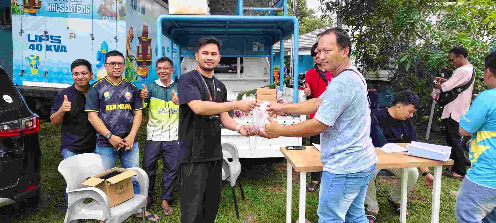 Salah satu penyerahan daging kurban di Palangka Raya