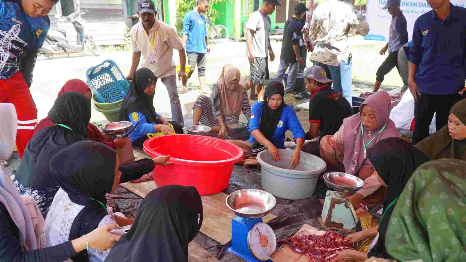Gotong Royong Warga dalam Program Tebar Berkah Daging