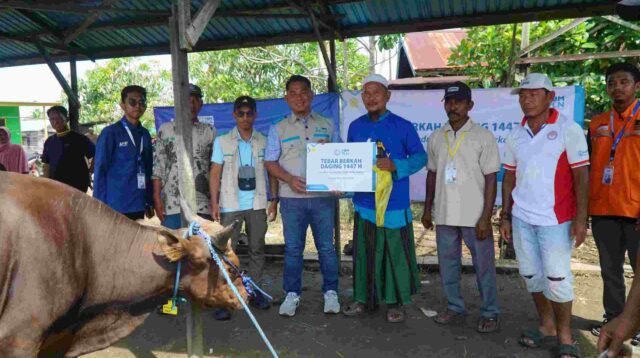 Simbolis Penyerahan Hewan Kurban YBM PLN di Tinggiran Baru