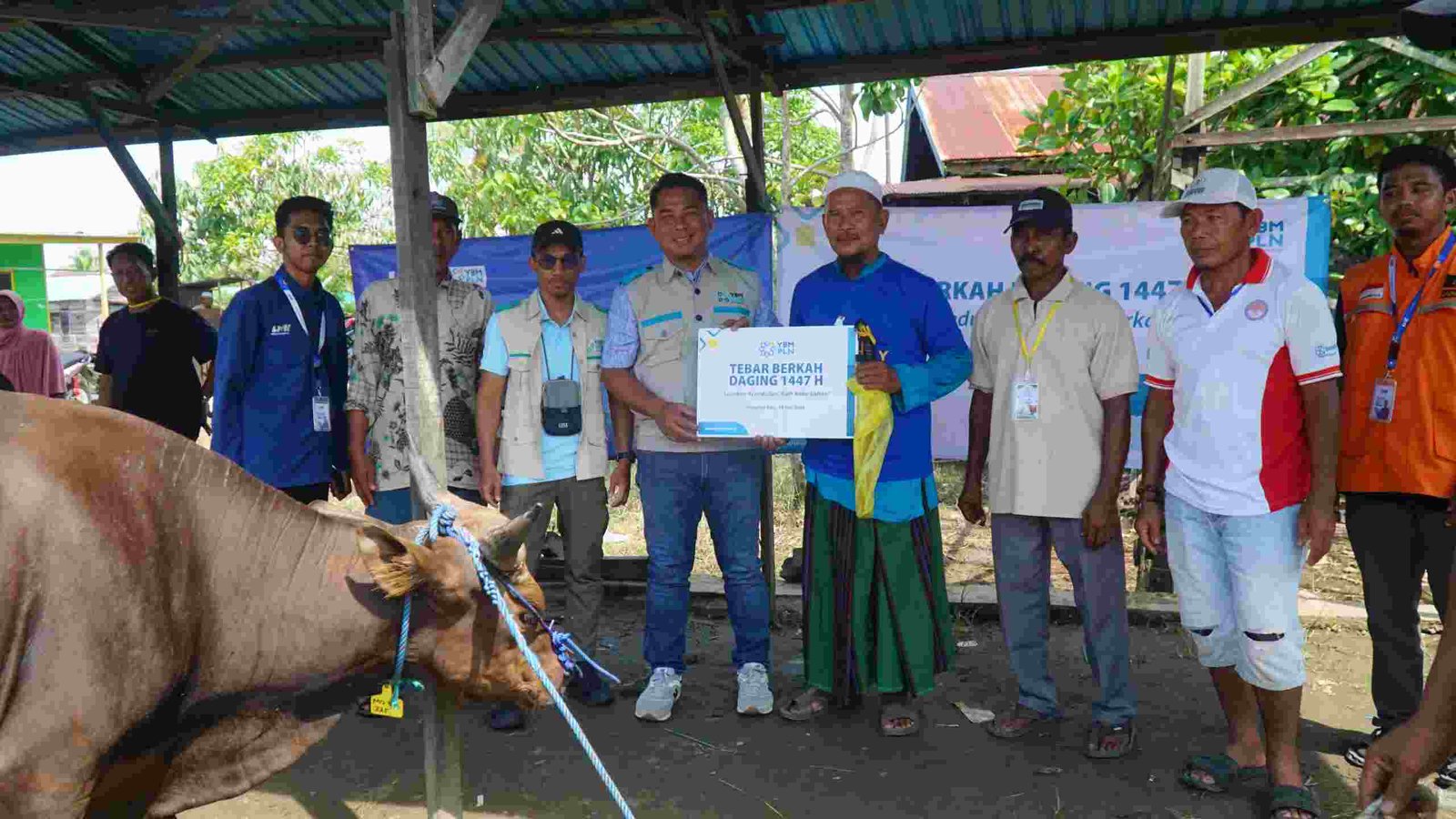 Simbolis Penyerahan Hewan Kurban YBM PLN di Tinggiran Baru