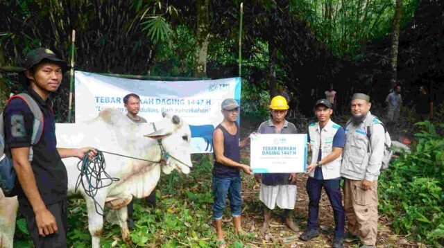 Penyerahan Hewan Kurban YBM PLN di Dusun Pabaan