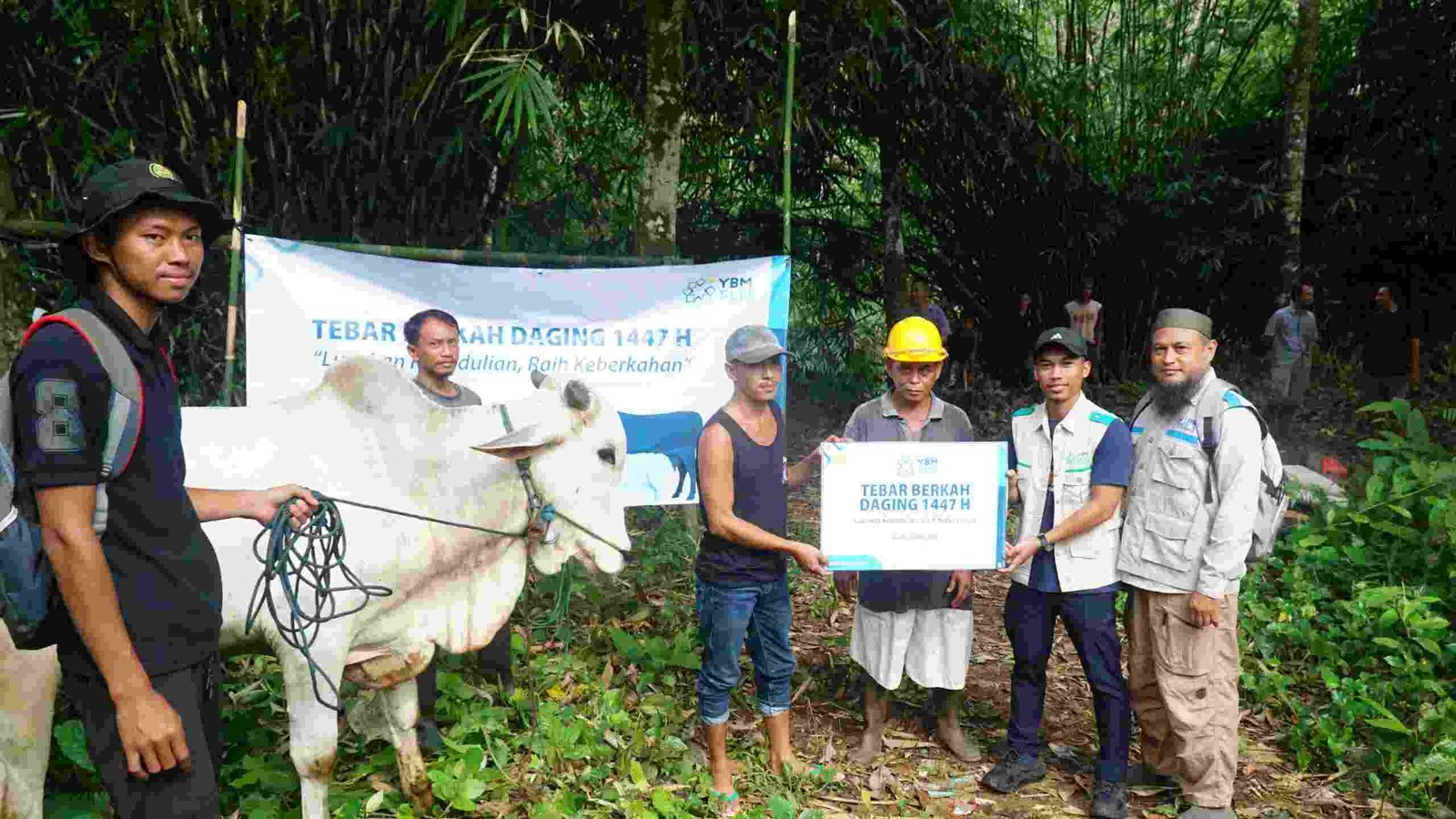 Tebar Berkah Daging YBM PLN UID Kalselteng Hadir di Pedalaman Meratus