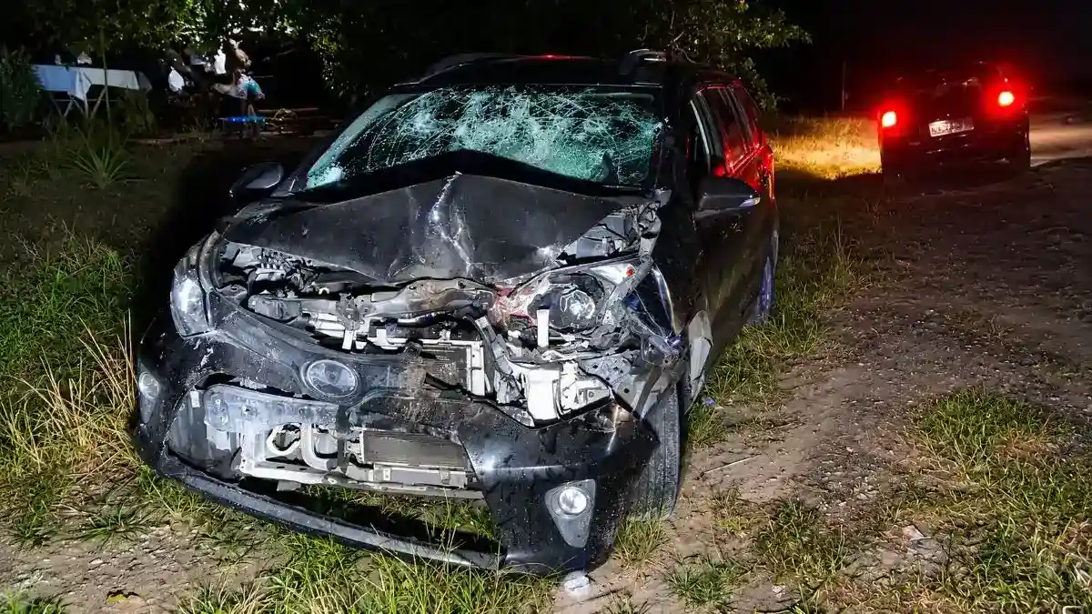 celaka-kondisi-depan-mobil-ringsek-akibat-menabrak-belakang-truk-fuso celaka kondisi depan mobil ringsek akibat menabrak belakang truk fuso
