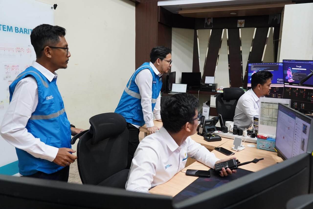 Petugas DCC PLN UID Kalselteng memantau sistem kelistrikan.