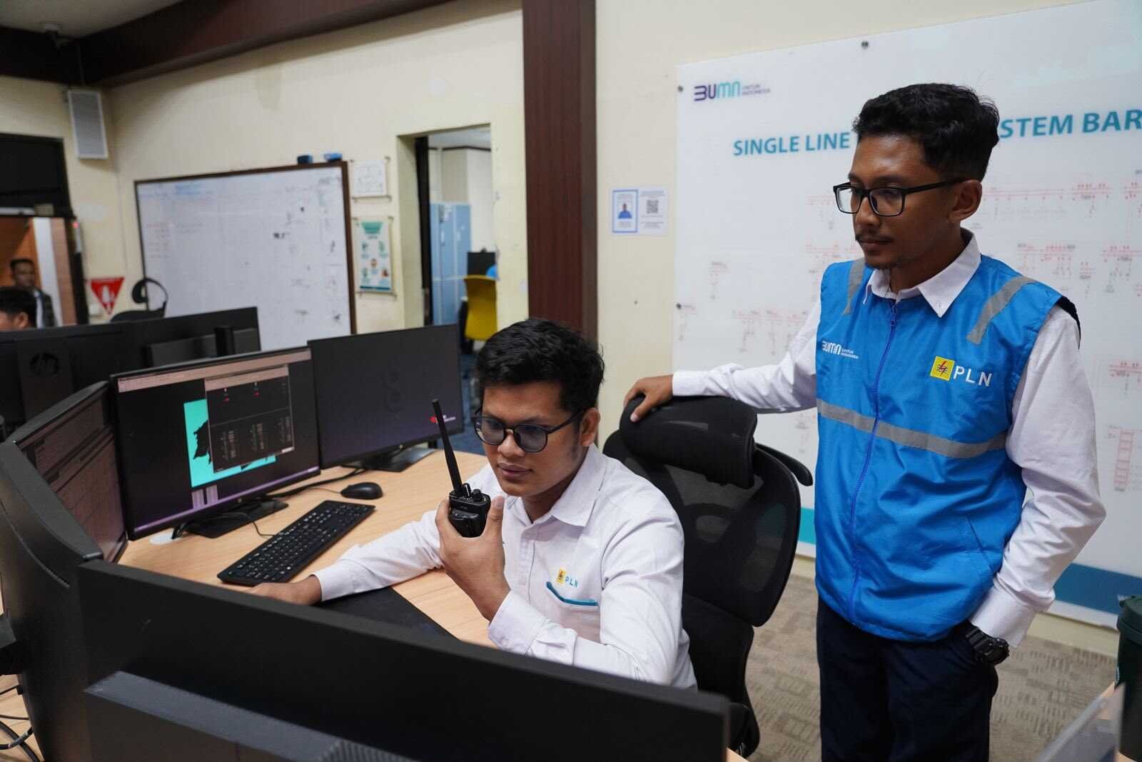 Petugas DCC PLN UID Kalselteng memantau distribusi tenaga listrik.