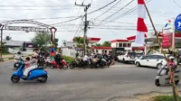 antre-bbm-puluhan-kendaraan-roda-dua-dan-roda-empat-mengantre antre bbm puluhan kendaraan roda dua dan roda empat mengantre
