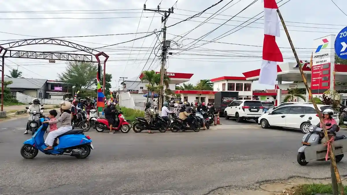 antre-bbm-puluhan-kendaraan-roda-dua-dan-roda-empat-mengantre antre bbm puluhan kendaraan roda dua dan roda empat mengantre