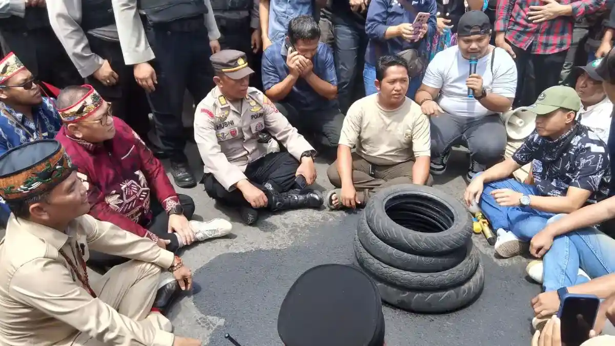 temui-massa-gubernur-kalteng-agustiar-sabran temui massa gubernur kalteng agustiar sabran