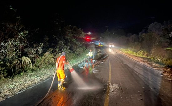 PEMBERSIHAN JALAN DARI CECERAN CPO LAMANDAU pembersihan jalan dari ceceran cpo lamandau