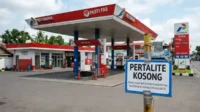 pertaliet di sebuah spbu kosong