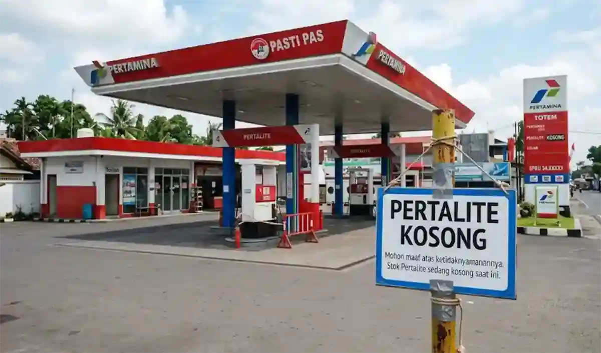 Pertaliet di sebuah SPBU kosong pertaliet di sebuah spbu kosong