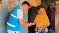 Muhammad Aminullah Serahkan Bantuan Program Jumat Berkah